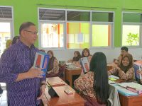 Dukung Gerakan Sekolah Bebas Plastik, Kadindik Bagi-bagi Tumbler ke Siswa