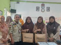 Memuliakan Penghafal Al-Qur'an dan Mencium Tangannya