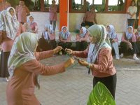 Estafet Hanger, Lomba Guru yang Mengundang Gelak Tawa